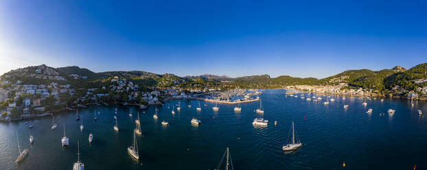 Luftaufnahme von Port d'Andratx unter blauem Himmel, Mallorca, Balearische Inseln, Spanien - AMF09683