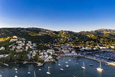 Luftaufnahme der Küstenstadt und von Port d'Andratx, Balearische Inseln, Spanien - AMF09686