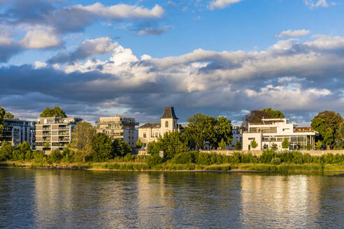 Deutschland, Sachsen-Anhalt, Magdeburg, Wolken über Uferwohnungen im Stadtteil Werder - WDF07165