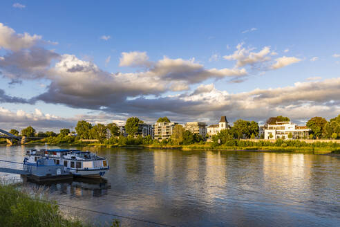 Deutschland, Sachsen-Anhalt, Magdeburg, Wolken über Uferwohnungen im Stadtteil Werder - WDF07166