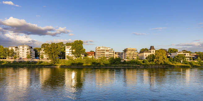Deutschland, Sachsen-Anhalt, Magdeburg, Panorama der Uferwohnungen im Stadtteil Werder - WDF07167