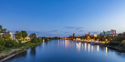 Deutschland, Sachsen-Anhalt, Magdeburg, Langzeitbelichtung der durch die Stadt fließenden Elbe in der Abenddämmerung - WDF07170