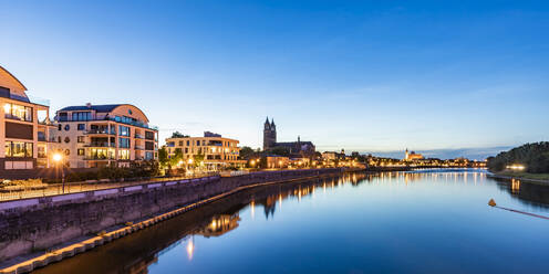 Deutschland, Sachsen-Anhalt, Magdeburg, Panoramablick auf moderne Wohnungen entlang der Elbe mit dem Magdeburger Dom im Hintergrund - WDF07176