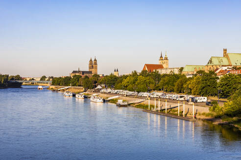 Deutschland, Sachsen-Anhalt, Magdeburg, Wohnmobile vor Yachthafen an der Elbe geparkt - WDF07177