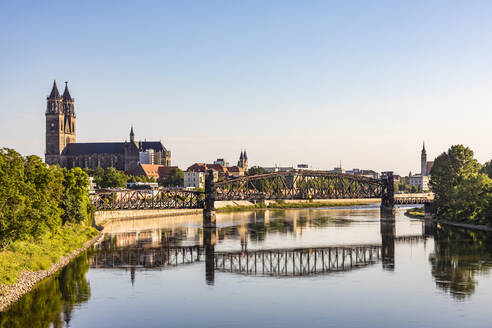 Deutschland, Sachsen-Anhalt, Magdeburg, Historische Aufzugbrücke mit Magdeburger Dom im Hintergrund - WDF07179