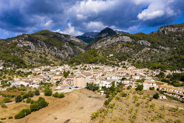 Caimari Dorf in der Nähe von Tramuntana-Gebirge durch Feld an einem sonnigen Tag - AMF09688