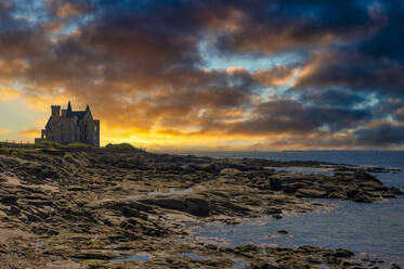 Frankreich, Bretagne, Quiberon, Dramatische Wolken über Chateau Turpault in der Abenddämmerung - FRF01003