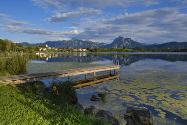 Deutschland, Bayern, Füssen, Steg am Ufer des Hopfensees - WIF04650