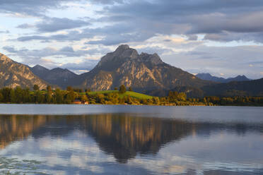 Deutschland, Bayern, Blick auf den Hopfensee mit Allgäuer Alpen im Hintergrund - WIF04652