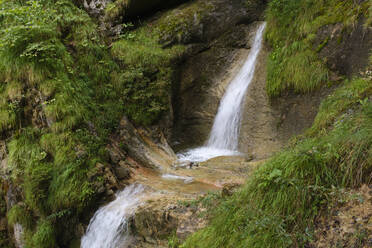 Deutschland, Bayern, Kleiner Wasserfall in der Hollschlucht - WIF04655