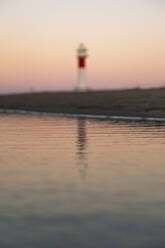 Ruhiges Wasser im Meer am Strand - MMPF00542