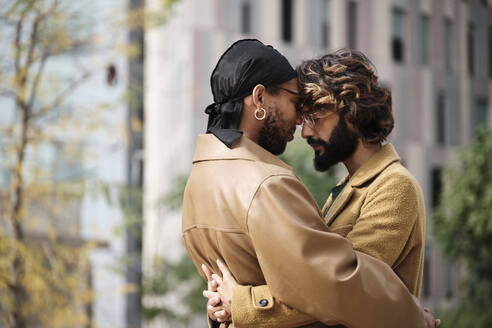 Couple embracing in front of building - AGOF00312