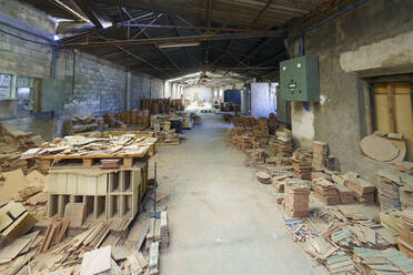 Verschiedene Keramikplatten in der Fabrik gestapelt - JSMF02602