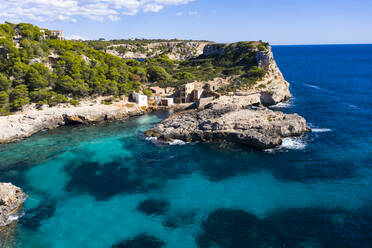 Spanien, Balearen, Blick auf die felsige Küste in der Nähe der Bucht Cala s'Almunia im Sommer - AMF09690