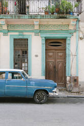 Kuba, Havanna, Blauer Oldtimer, geparkt auf der Straße in Centro Habana - MMPF00545