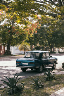 Kuba, Havanna, Blauer Oldtimer, geparkt auf der Straße im Viertel La Vibora - MMPF00548