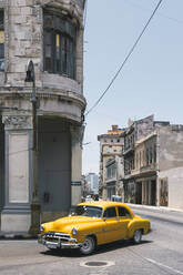 Kuba, Havanna, Gelber Oldtimer auf der Straße in Centro Habana - MMPF00553