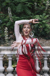 Leidenschaftliche Frau tanzt Flamenco vor einem Geländer - MMPF00556