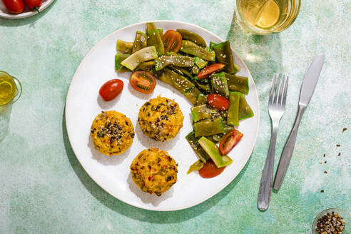 Teller mit Reismuffins, Kirschtomaten und grünem Bohnensalat - FLMF00876