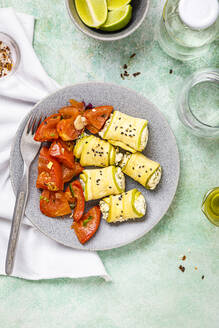 Teller mit Zucchini- und Ricottaröllchen mit Tomatensalat - FLMF00882