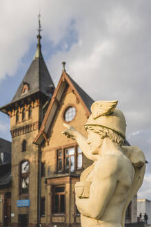 Deutschland, Hamburg, Merkur-Statue vor einer Villa auf der Insel Kaltehofe - KEBF02522