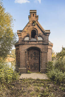 Deutschland, Hamburg, Fassade des historischen Filterhauses auf der Insel Kaltehofe - KEBF02525