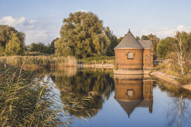 Deutschland, Hamburg, Historisches Filterhaus auf der Insel Kaltehofe - KEBF02526