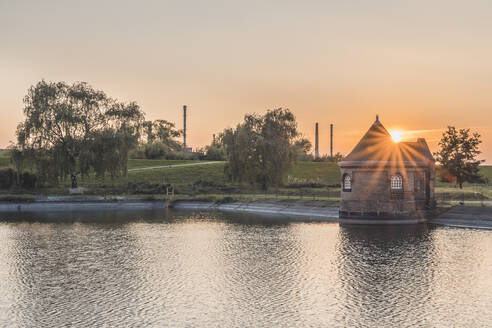 Deutschland, Hamburg, Historisches Filterhaus auf der Insel Kaltehofe bei Sonnenuntergang - KEBF02531