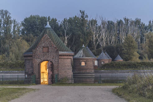 Deutschland, Hamburg, Historisches Filterhaus auf der Insel Kaltehofe in der Abenddämmerung - KEBF02534