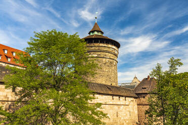 Deutschland, Bayern, Nürnberg, Festungsmauer vor dem historischen Frauentorturm - TAMF03633