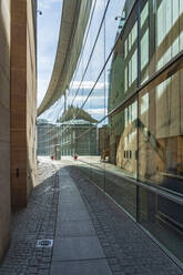 Deutschland, Bayern, Nürnberg, Allee entlang der Glaswände des Staatlichen Museums für Kunst und Design Nürnberg - TAMF03638