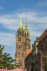 Deutschland, Bayern, Nürnberg, Glockentürme der historischen Sankt-Lorenz-Kirche - TAMF03639