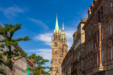 Deutschland, Bayern, Nürnberg, Häuser vor der historischen Sankt-Lorenz-Kirche - TAMF03640