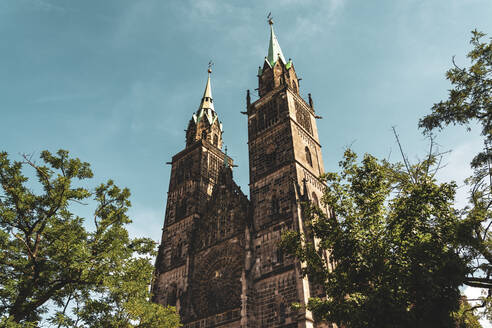 Deutschland, Bayern, Nürnberg, Glockentürme der historischen Sankt-Lorenz-Kirche - TAMF03642