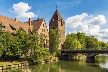 Deutschland, Bayern, Nürnberg, Bogenbrücke zwischen historischem Heilig-Geist-Spital und Schuldturm im Hintergrund - TAMF03645