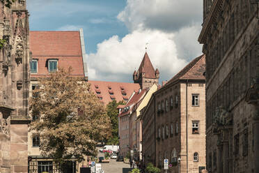 Deutschland, Bayern, Nürnberg, Historische Häuser am Rathausplatz - TAMF03650