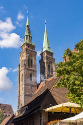 Deutschland, Bayern, Nürnberg, Glockentürme der St. Sebaldus Kirche - TAMF03651