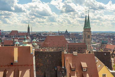 Deutschland, Bayern, Nürnberg, Wolken über der historischen Altstadt - TAMF03661