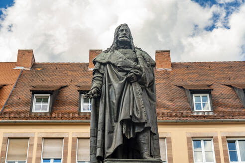 Deutschland, Bayern, Nürnberg, Statue von Albrecht Dürer - TAMF03668