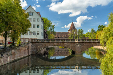 Deutschland, Bayern, Nürnberg, Maximilianbrücke über die Pegnitz - TAMF03676