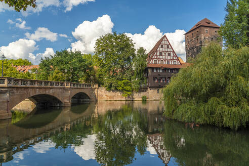 Deutschland, Bayern, Nürnberg, Maximiliansbrücke mit Weinstadel und Henkerhaus Museum im Hintergrund - TAMF03678