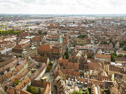 Deutschland, Bayern, Nürnberg, Luftaufnahme der historischen Altstadt mit der St. Sebaldus Kirche im Zentrum - TAMF03684