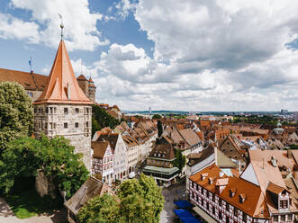 Deutschland, Bayern, Nürnberg, Luftaufnahme von Wolken über dem Tiergartnertorturm und umliegenden Altstadthäusern - TAMF03689