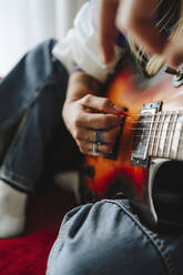 Hand eines Gitarristen, der im Studio E-Gitarre spielt - MDOF00301