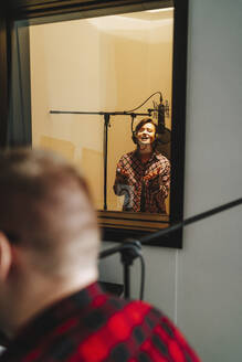 Sängerin nimmt Musik über Mikrofon im Studio auf - MDOF00302