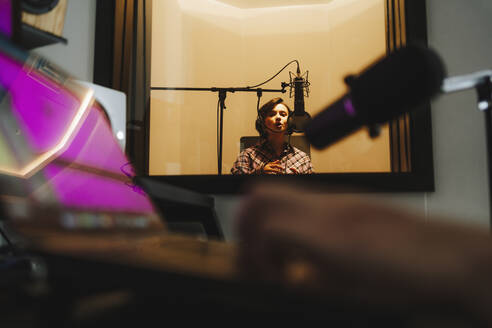 Sängerin nimmt Musik über Mikrofon im Studio auf - MDOF00322