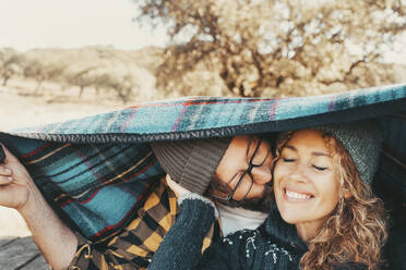 Romantisches reifes Paar verbringt seine Freizeit unter einer Decke - SIPF02865