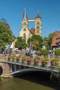 Deutschland, Baden-Württemberg, Esslingen, St.-Agnes-Brucke mit Türmen der Stadtkirche St. Dionys im Hintergrund - TAMF03695