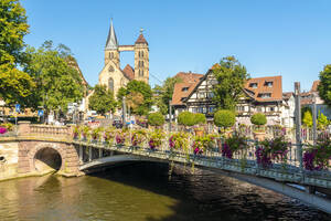 Deutschland, Baden-Württemberg, Esslingen, St.-Agnes-Brucke mit Türmen der Stadtkirche St. Dionys im Hintergrund - TAMF03697