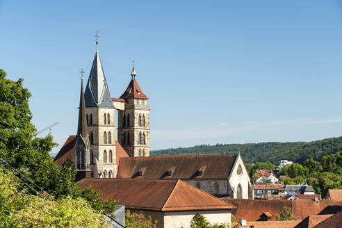 Deutschland, Baden-Württemberg, Esslingen, Glockentürme der Kirche St. Dionys - TAMF03700